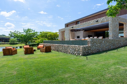 Residência à Beira do Lago / Alexandre Chaguri Arquitetura - Imagem 34 de 43