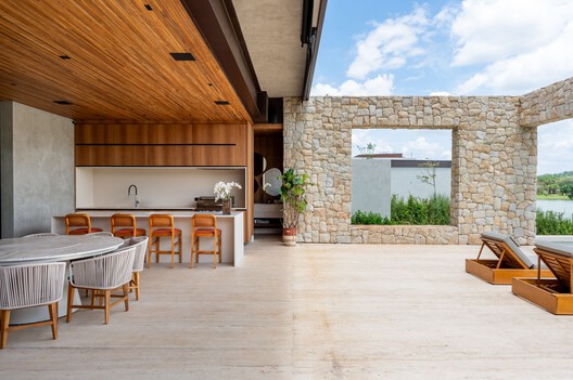 Residência à Beira do Lago / Alexandre Chaguri Arquitetura - Imagem 25 de 43