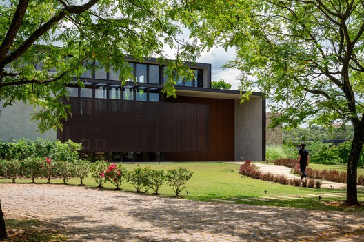 Residência à Beira do Lago / Alexandre Chaguri Arquitetura - Imagem 8 de 43