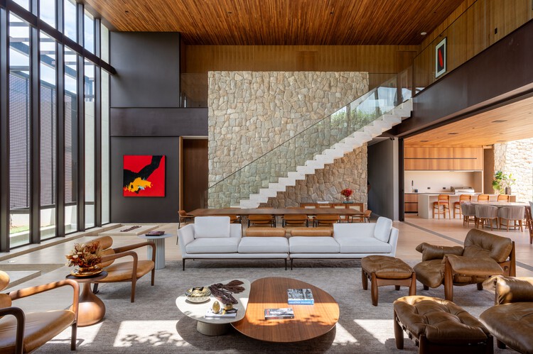 Residência à Beira do Lago / Alexandre Chaguri Arquitetura - Fotografia de Interiores, Sala de Estar, Madeira, Sofá, Mesa, Cadeira