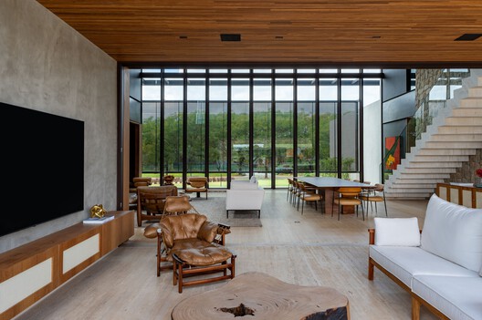 Residência à Beira do Lago / Alexandre Chaguri Arquitetura - Fotografia de Interiores, Sala de Estar, Madeira, Cadeira