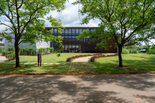 Residência à Beira do Lago / Alexandre Chaguri Arquitetura - Imagem 7 de 43