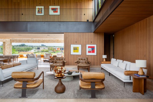 Residência à Beira do Lago / Alexandre Chaguri Arquitetura - Fotografia de Interiores, Sala de Estar, Madeira, Cadeira