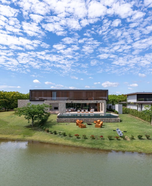 Residência à Beira do Lago / Alexandre Chaguri Arquitetura - Fotografia de Exterior, Jardim
