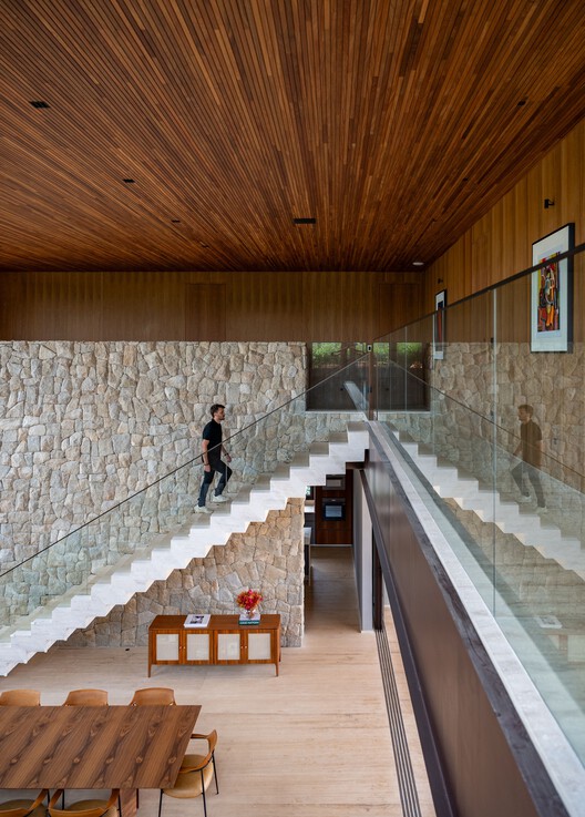 Residência à Beira do Lago / Alexandre Chaguri Arquitetura - Fotografia de Interiores, Escada, Madeira