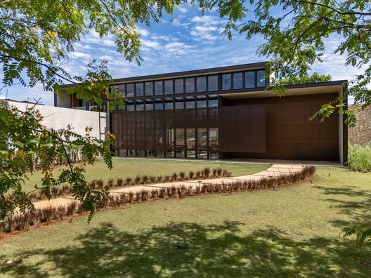 Residência à Beira do Lago / Alexandre Chaguri Arquitetura - Imagem 32 de 43
