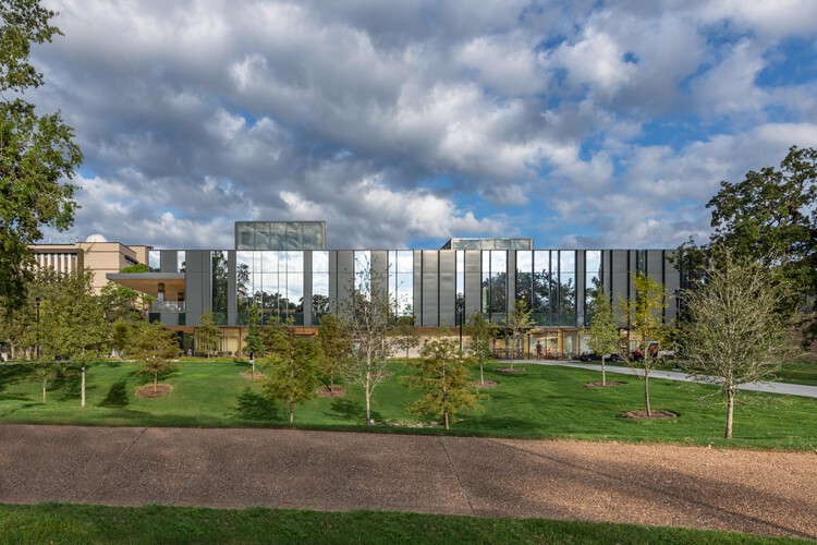Retail, Auxiliary, and Dining (RAD) Center at the University of Houston / Perkins&Will - Image 1 of 20