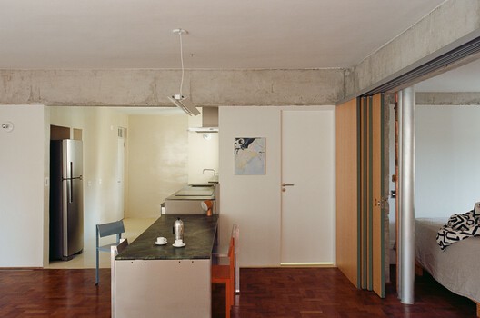 Apartamento III / Luiz Solano - Fotografia de Interiores, Cozinha, Madeira, Iluminação, Bancada, Cadeira