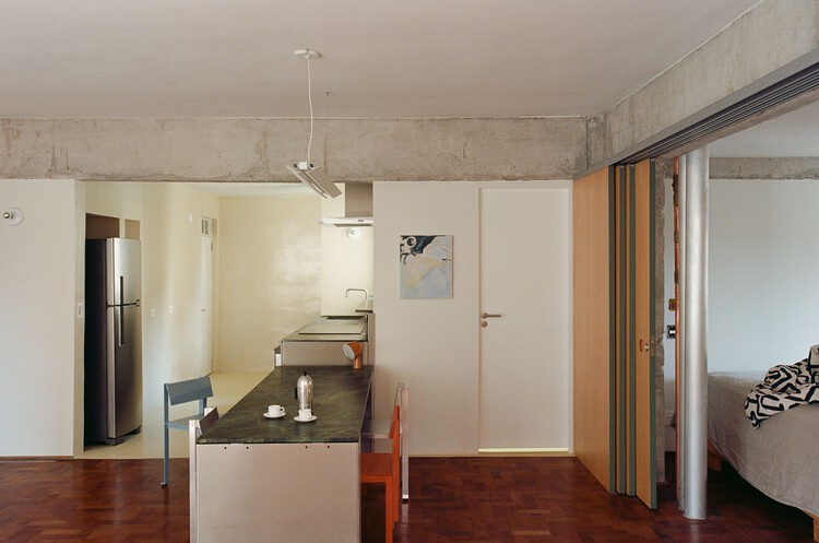 Apartamento III / Luiz Solano - Fotografia de Interiores, Cozinha, Madeira, Iluminação, Bancada, Cadeira