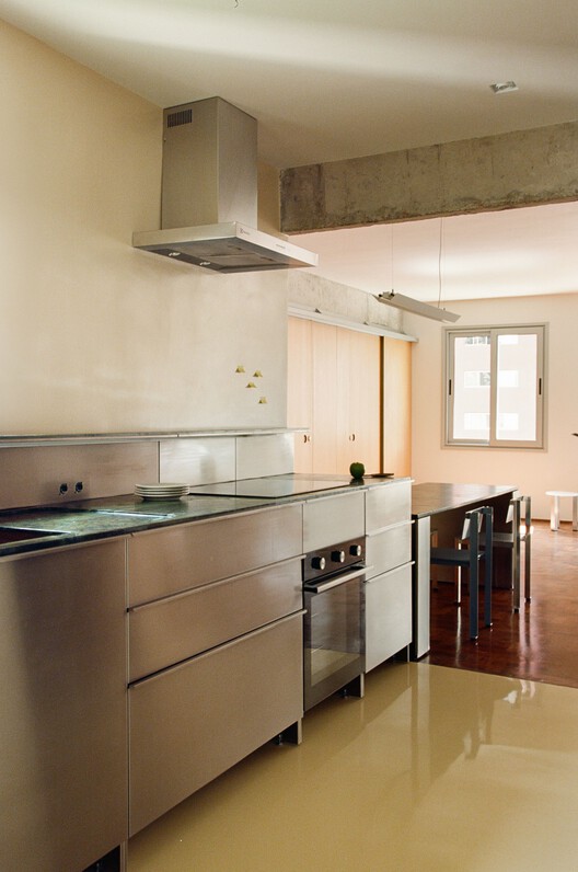 Apartamento III / Luiz Solano - Fotografia de Interiores, Cozinha, Bancada, Madeira, Pia, Iluminação