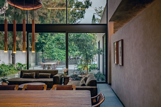 Casa LG / Dosorozco + LASSALA estudio - Fotografía interior, Sala de estar, Madera, Sillas, Patio interior
