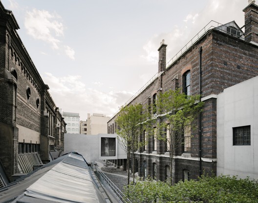 Touching the Past: When Architecture Becomes a Gesture of Continuity - Image 29 of 60
