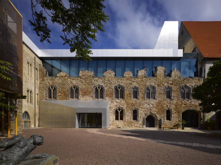 Tocando el pasado: Cuando la arquitectura se convierte en un gesto de continuidad - Imagen 8 de 60