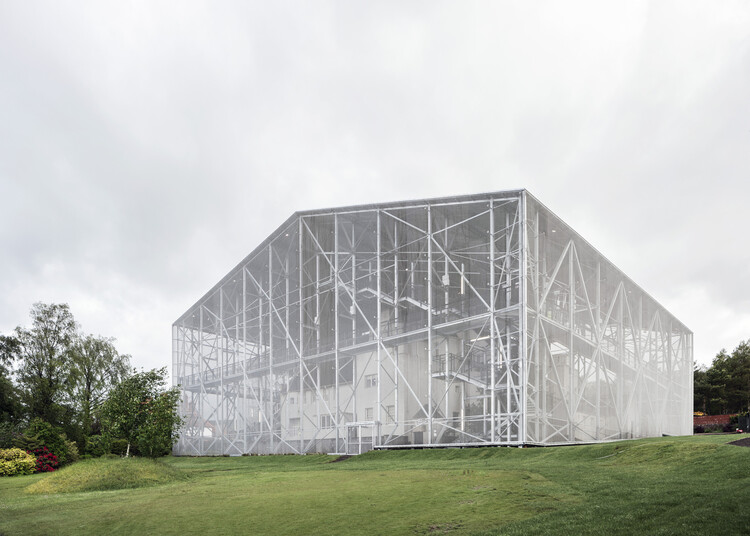 Tocando el pasado: Cuando la arquitectura se convierte en un gesto de continuidad - Imagen 2 de 60