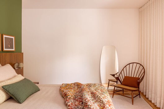 Casa FL / W.Arquitetura - Fotografia de Interiores, Dormitório, Madeira, Iluminação, Cama