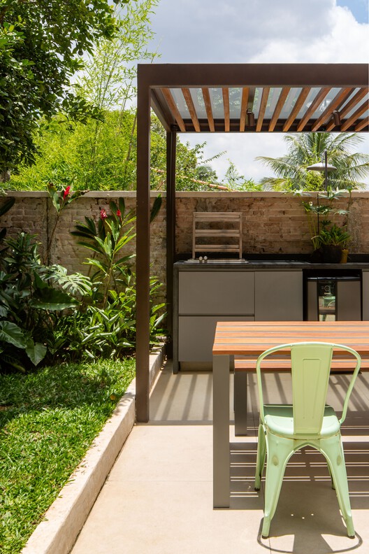 Casa FL / W.Arquitetura - Fotografia de Exterior, Madeira, Jardim, Pátio, Cadeira