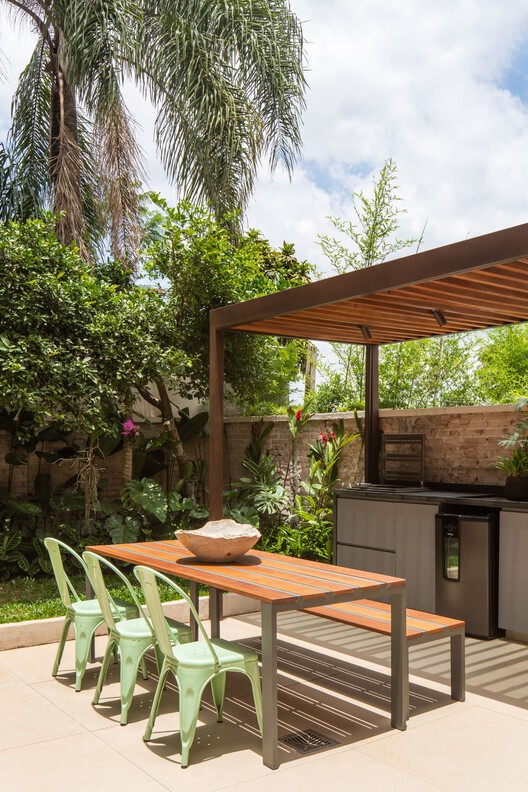 Casa FL / W.Arquitetura - Fotografia de Exterior, Mesa, Cadeira, Pátio, Jardim