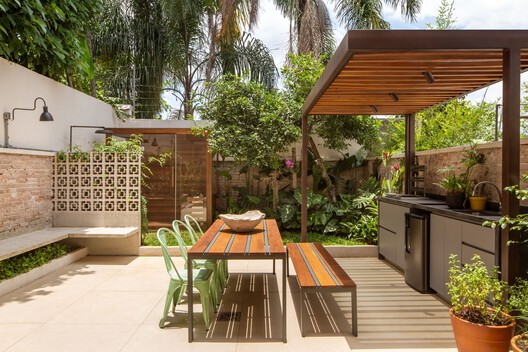 Casa FL / W.Arquitetura - Fotografia de Exterior, Madeira, Mesa, Jardim, Pátio, Cadeira, Aido