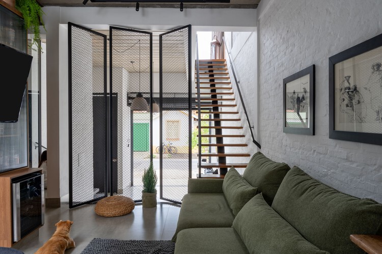 Casa Vila 499 / Vertentes Arquitetura - Fotografia de Interiores, Sala de Estar, Madeira, Iluminação, Cadeira