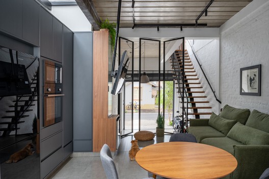 Casa Vila 499 / Vertentes Arquitetura - Fotografia de Interiores, Madeira, Iluminação, Escada, Cadeira, Porta