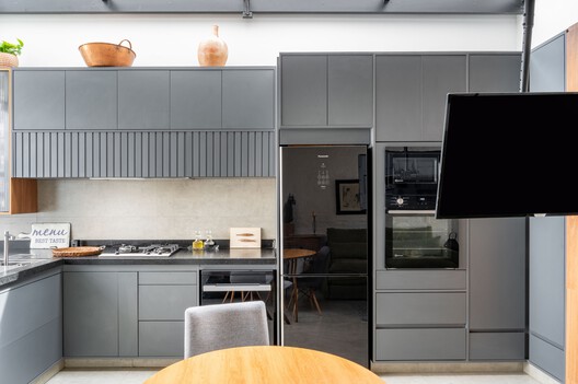 Casa Vila 499 / Vertentes Arquitetura - Fotografia de Interiores, Cozinha, Madeira, Bancada, Iluminação, Cadeira