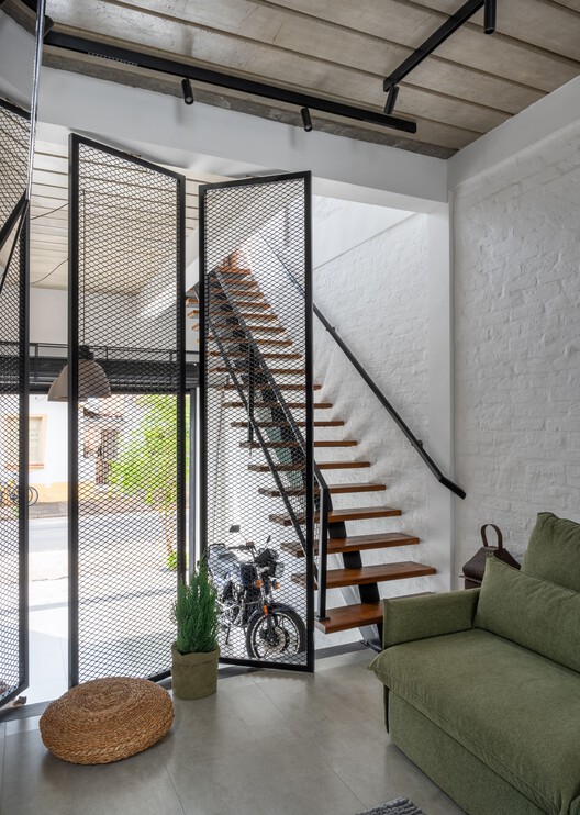 Casa Vila 499 / Vertentes Arquitetura - Fotografia de Interiores, Escada, Madeira, Iluminação, Corrimão, Cadeira