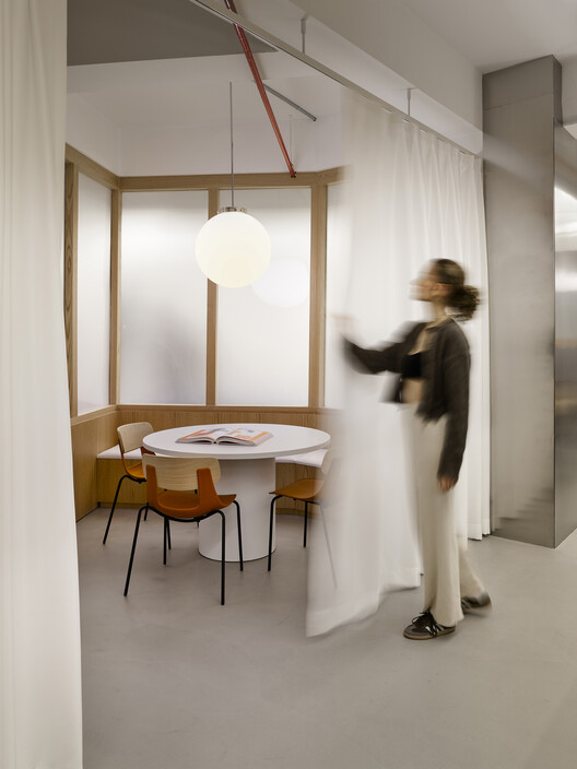 Remy Global Office Interior  / KAT73 - Interior Photography, Lighting, Chair