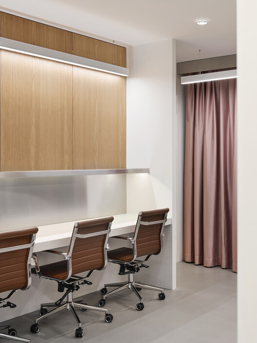 Remy Global Office Interior  / KAT73 - Interior Photography, Wood, Table, Lighting, Chair