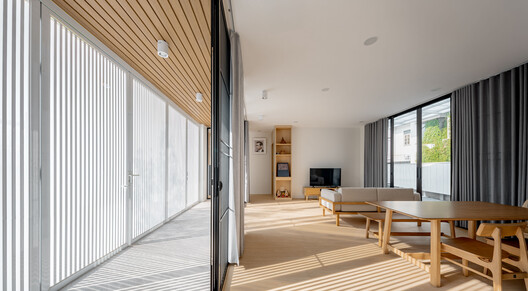 Phimai Residence / Studio Bewell - Interior Photography, Wood, Glass, Chair, Deck