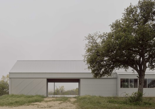SHED/HOUSE / Side Angle Side - Exterior Photography