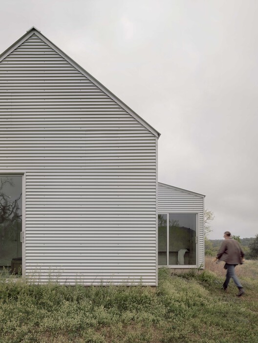 SHED/HOUSE / Side Angle Side - Exterior Photography