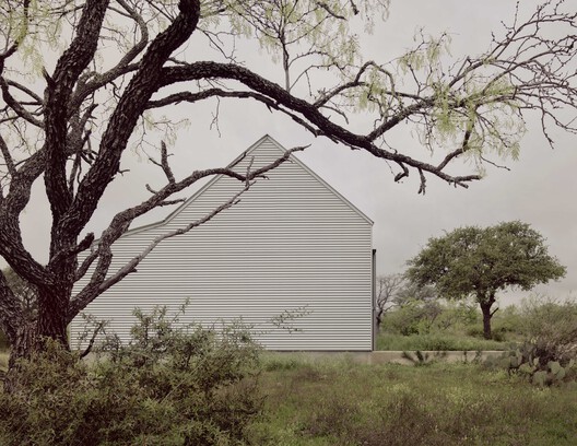 SHED/HOUSE / Side Angle Side - Exterior Photography