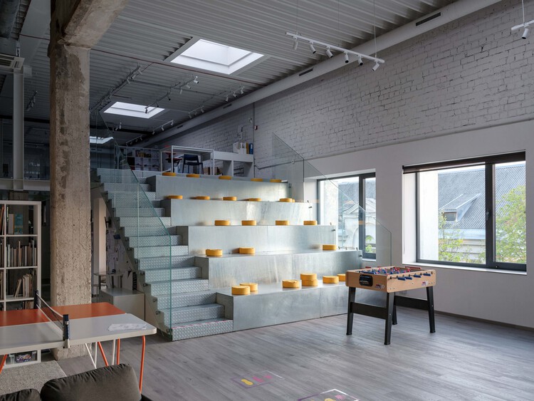 Escola Herojus / Architectural Bureau G.Natkevicius & Partners - Fotografia de Interiores, Madeira, Iluminação, Prateleira, Cadeira