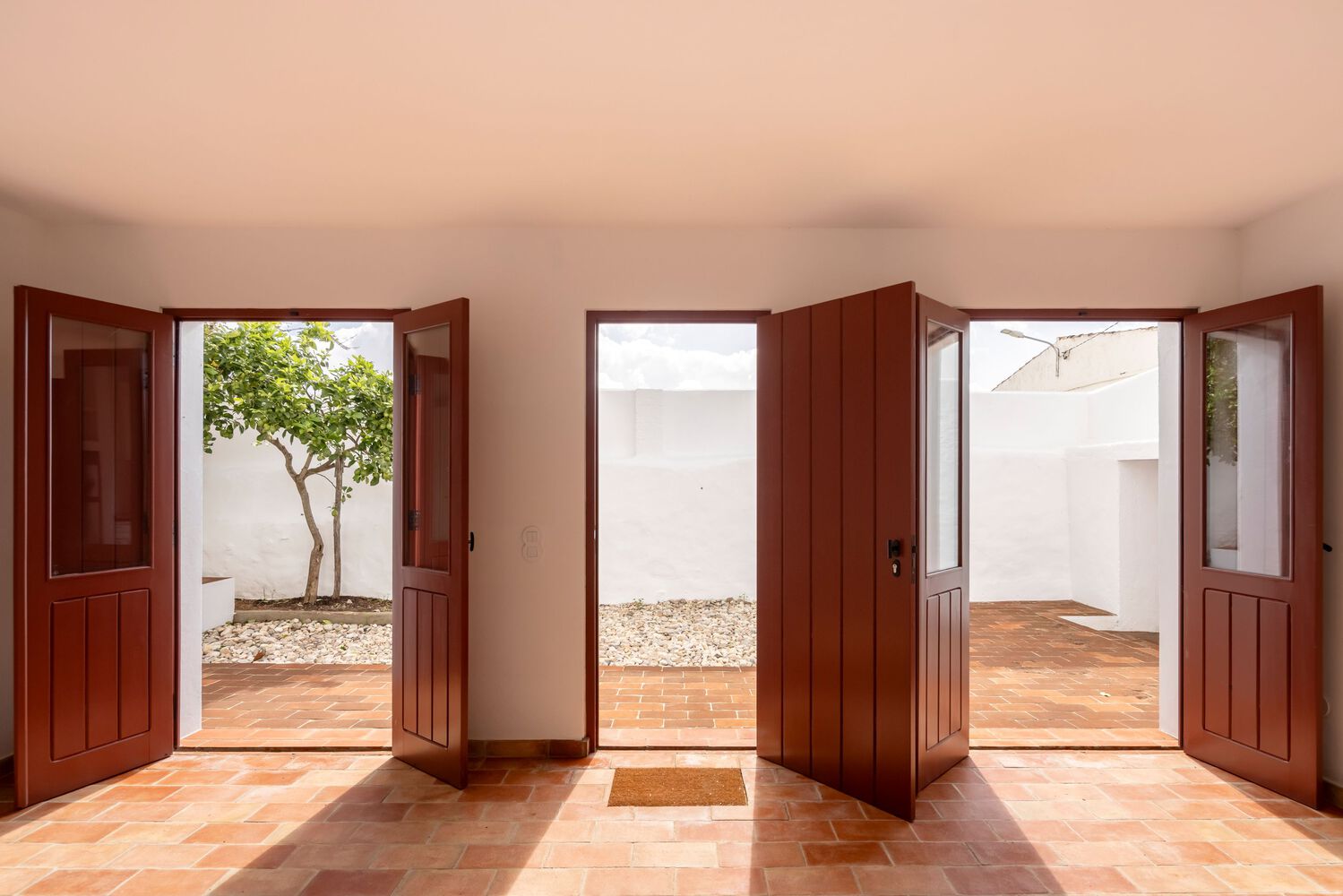 Estremoz 6 Casas / A+Architecture Studio - Fotografía interior, Puerta