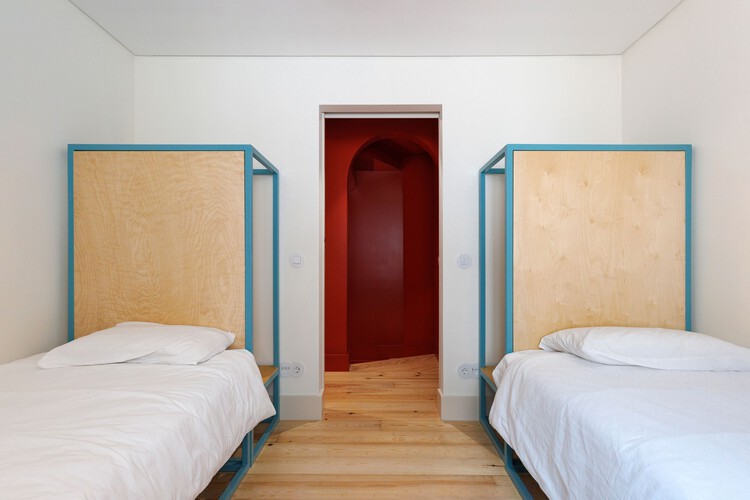 Residências Universitárias | Núcleo A e Núcleo B  / Madalena Pereira Arquitectura - Fotografia de Interiores, Dormitório, Madeira, Cama