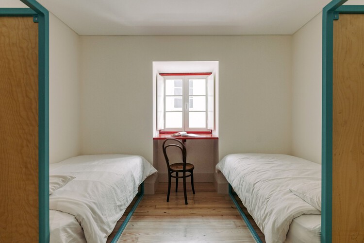Residências Universitárias | Núcleo A e Núcleo B  / Madalena Pereira Arquitectura - Fotografia de Interiores, Dormitório, Madeira, Cama