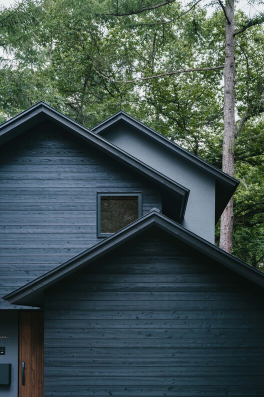Casa ao Pé do Monte Asama / norari works - Fotografia de Exterior, Madeira