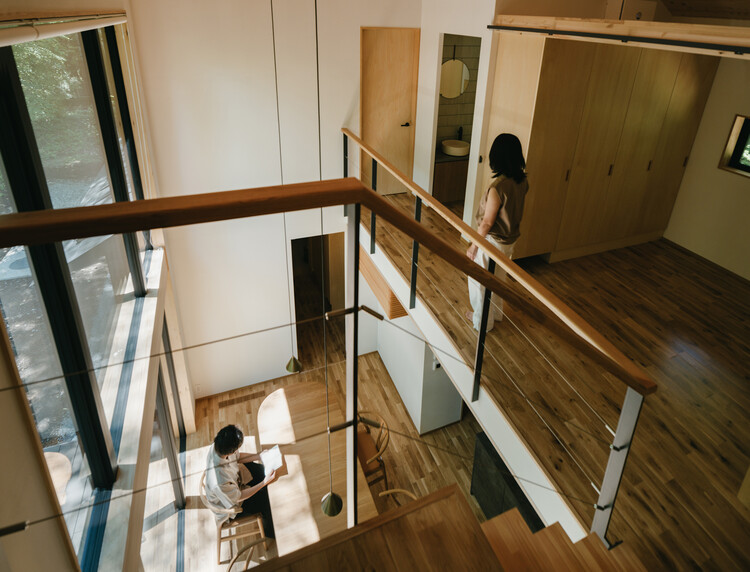 Casa ao Pé do Monte Asama / norari works - Fotografia de Interiores, Madeira, Escada, Iluminação, Vidro, Corrimão