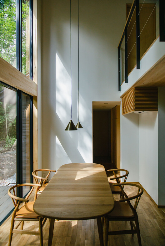 Casa ao Pé do Monte Asama / norari works - Fotografia de Interiores, Madeira, Iluminação, Vidro, Cadeira