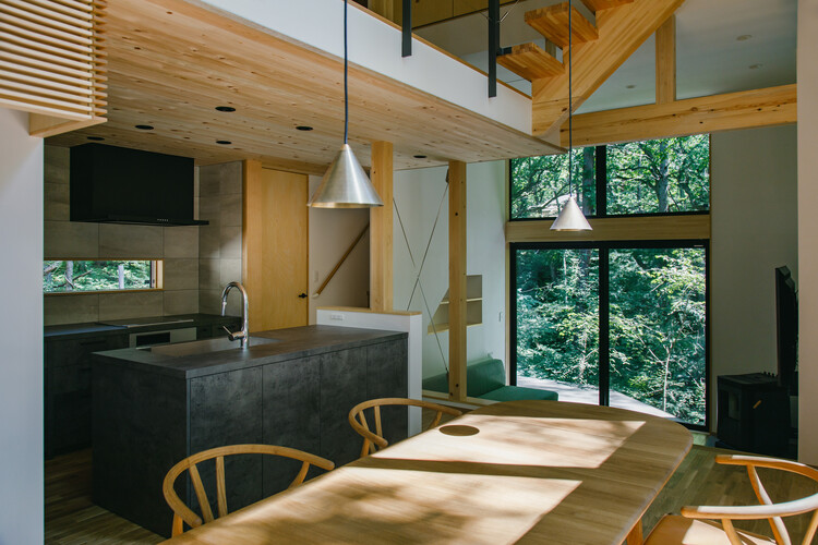 Casa ao Pé do Monte Asama / norari works - Fotografia de Interiores, Cozinha, Madeira, Vidro, Bancada, Cadeira