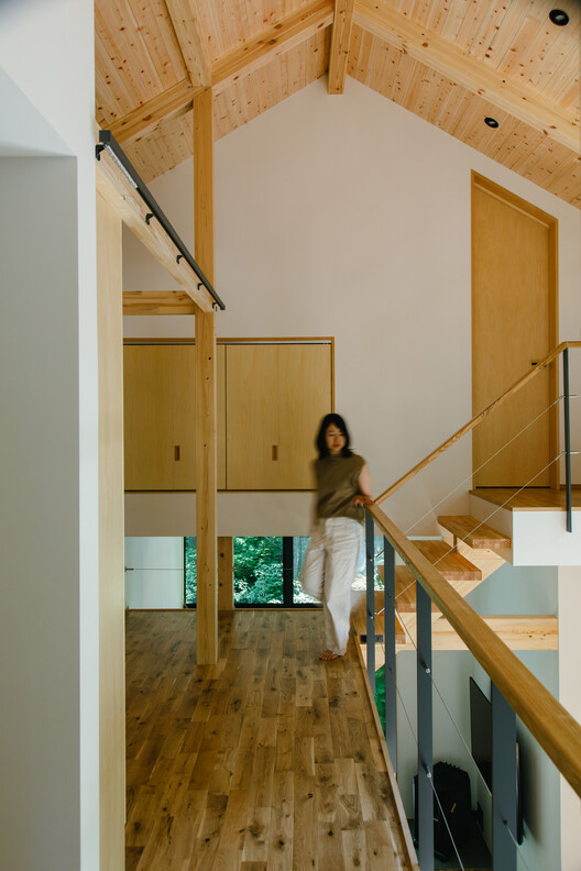 Casa ao Pé do Monte Asama / norari works - Fotografia de Interiores, Escada, Madeira, Viga