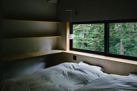 Casa ao Pé do Monte Asama / norari works - Fotografia de Interiores, Dormitório, Madeira, Cama, Vidro