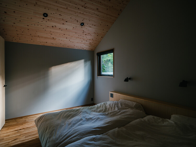 Casa ao Pé do Monte Asama / norari works - Fotografia de Interiores, Dormitório, Madeira
