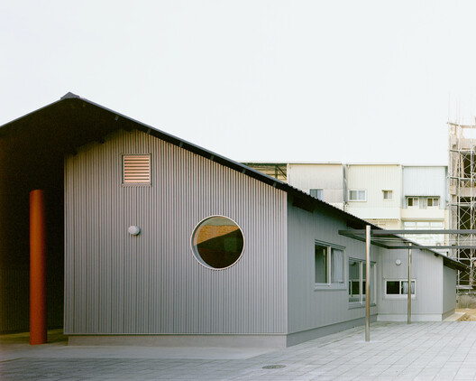 Double Roof House / Studio Tngtetshiu - Image 6 of 35