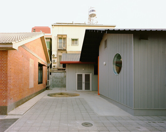 Double Roof House / Studio Tngtetshiu - Image 23 of 35