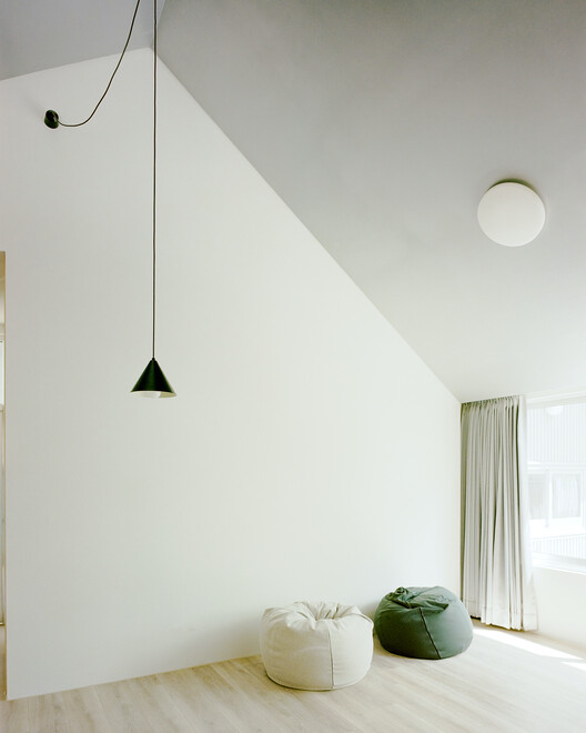 Double Roof House / Studio Tngtetshiu - Interior Photography