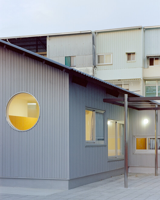 Double Roof House / Studio Tngtetshiu - Exterior Photography, Concrete