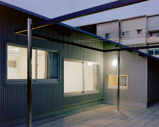 Double Roof House / Studio Tngtetshiu - Exterior Photography