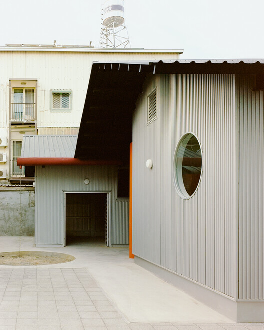 Double Roof House / Studio Tngtetshiu - Interior Photography