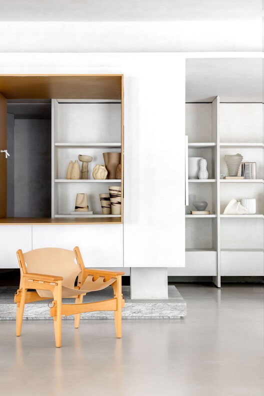 Tempo House / Studio Guilherme Garcia - Interior Photography, Closet, Wood, Shelving, Lighting, Chair